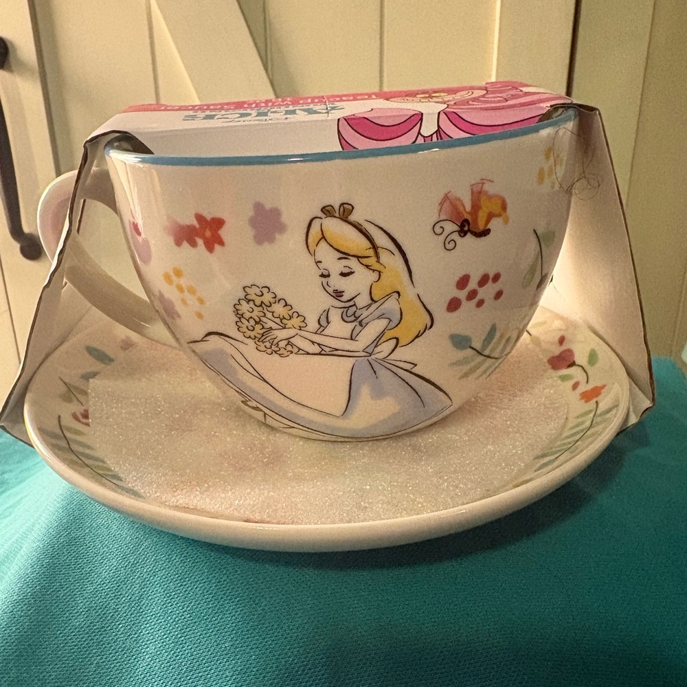 DISNEY "Alice in Wonderland" Teacup & Saucer Set New in the Original Packaging
